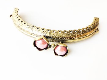 Large antiquecoloured purseopening with pink pearl
