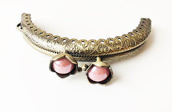 Small antiquecoloured purseopening with pink pearl