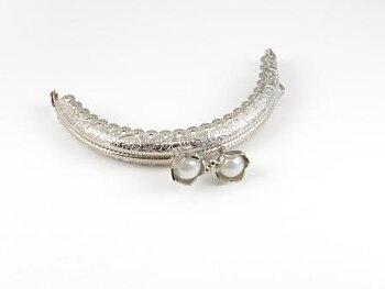 Small silvercoloured purseopening with white pearl