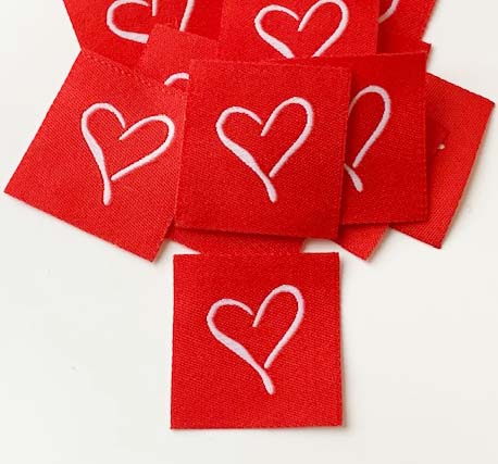 Woven straightcut label Heart on red