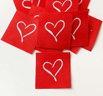 Woven straightcut label Heart on red