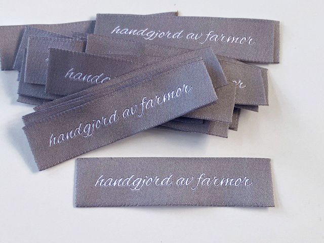 Woven straightcut label Handgjord av farmor grey/white