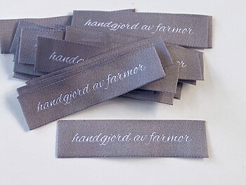 Woven straightcut label Handgjord av farmor grey/white