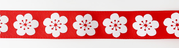  Tryckt band vita blommor på rött 22mm