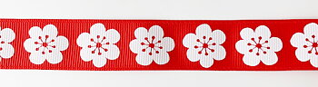  Tryckt band vita blommor på rött 22mm