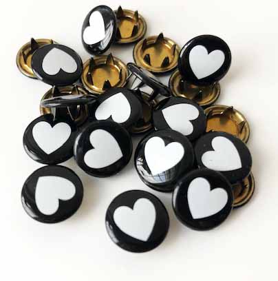 Snap-on button White heart on black