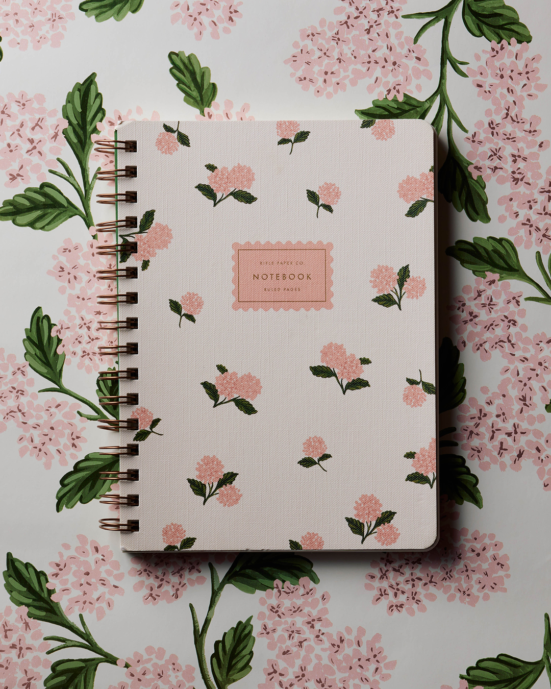 SPRING FEELING Vårens nyheter har hittat hem till oss! Pink Hydrangea är ett nytt mönster som du hittar på en mängd olika produkter. 