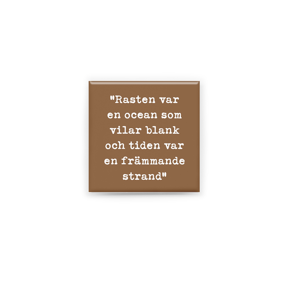 Stilren kylskåpsmagnet i storlek 5x5 cm med citatet "Rasten var en ocean som vilar blank och tiden var en främmande strand" ur låten "Alexandria".