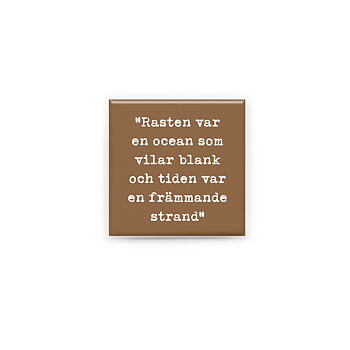 Stilren kylskåpsmagnet i storlek 5x5 cm med citatet "Rasten var en ocean som vilar blank och tiden var en främmande strand" ur låten "Alexandria".