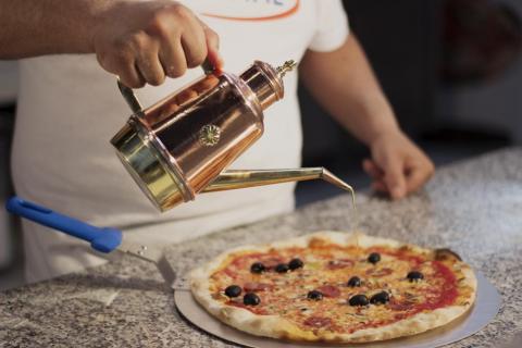 Traditional Neapolitan oljekanna - 2