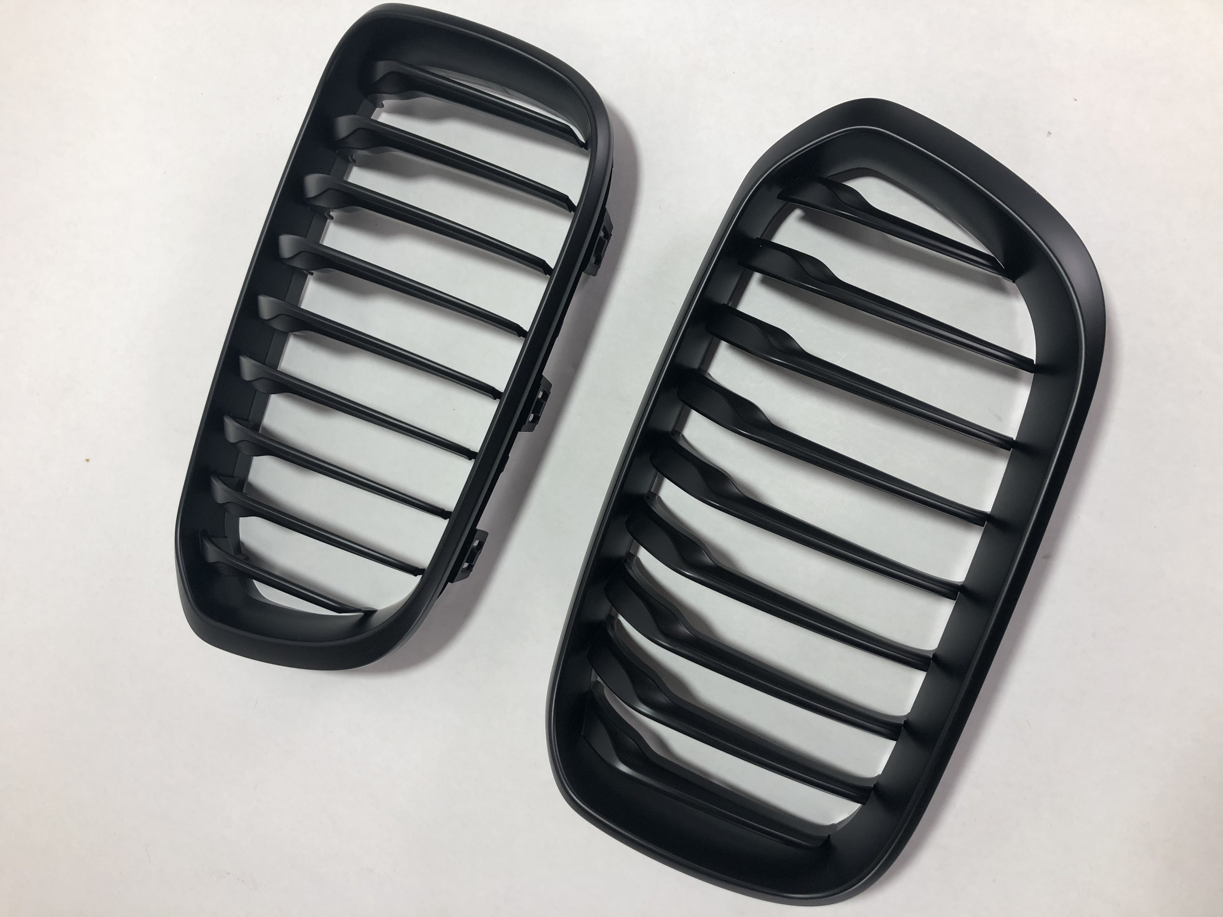 BMW F20/F21 2015 --> Njurar/Grill Svart - 2