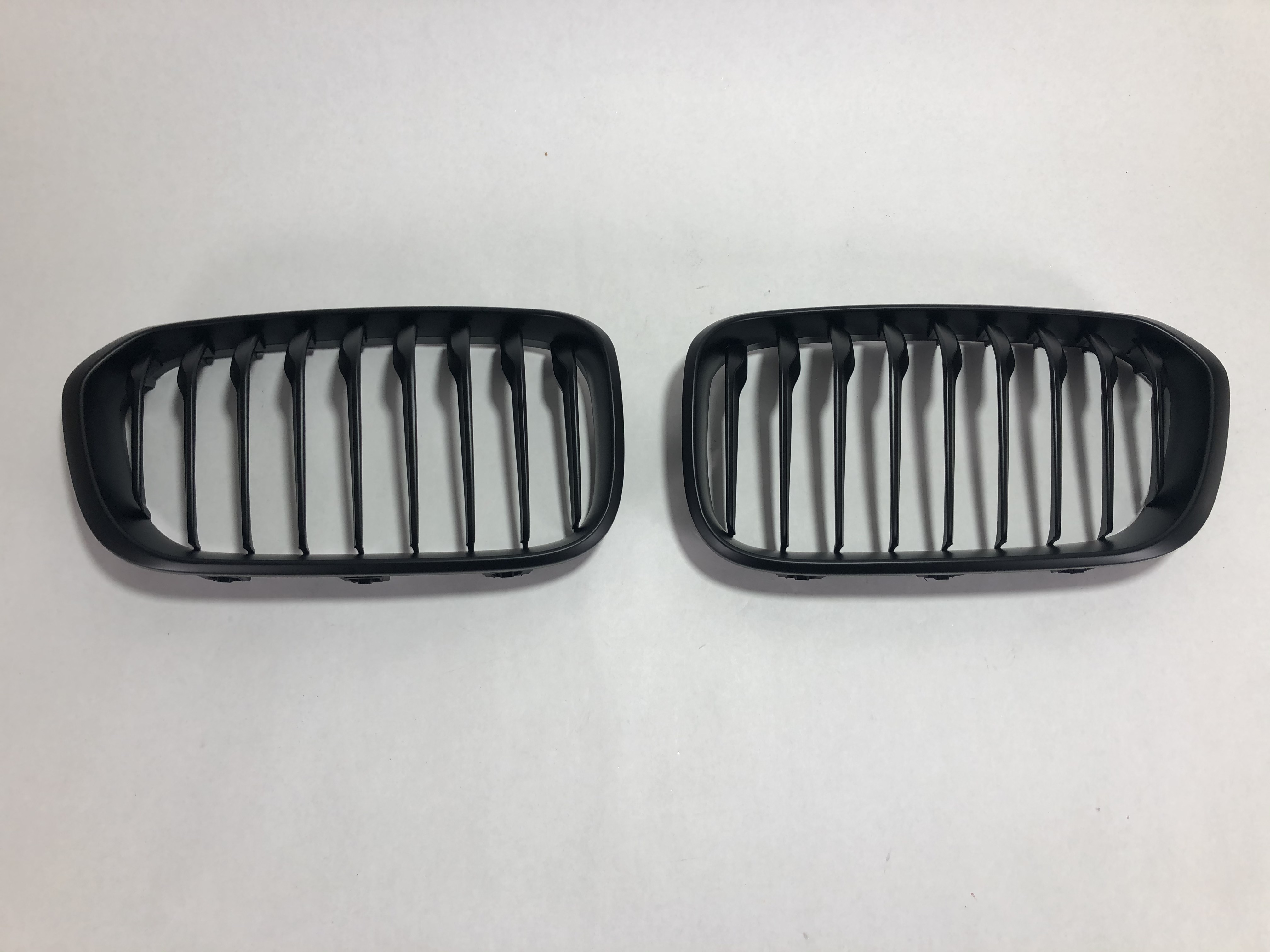 BMW F20/F21 2015 --> Njurar/Grill Svart