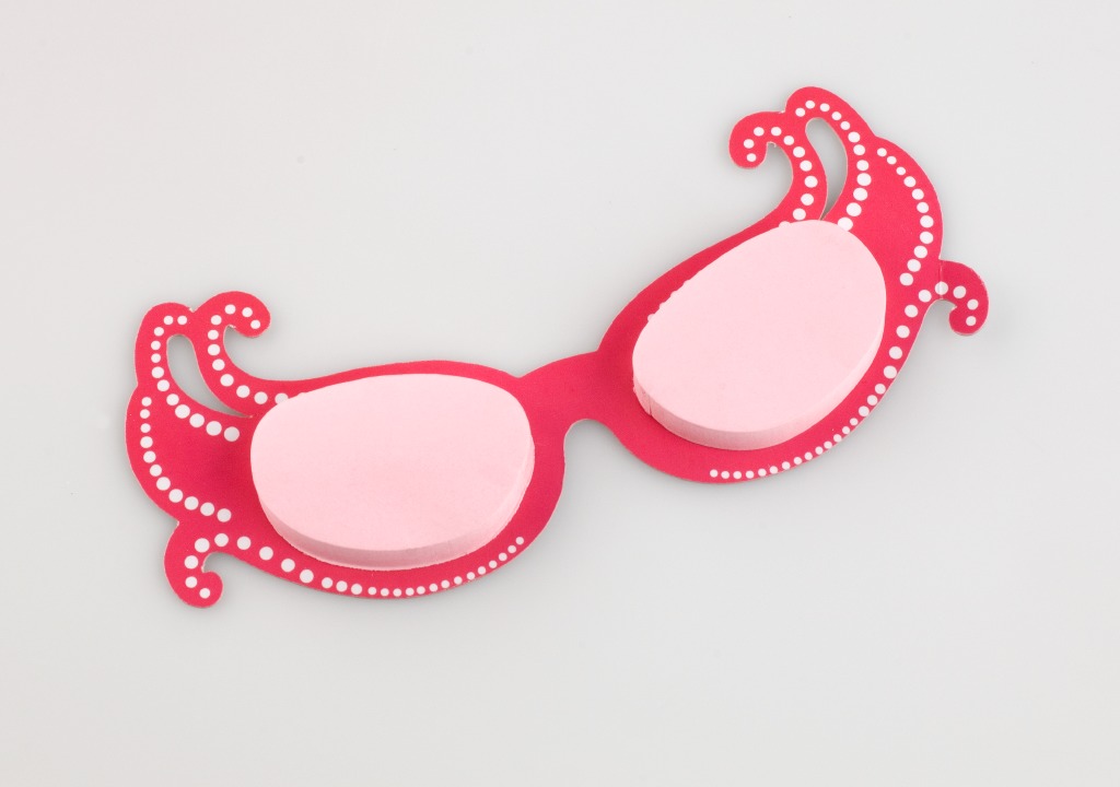 Iconic glasses, Dame