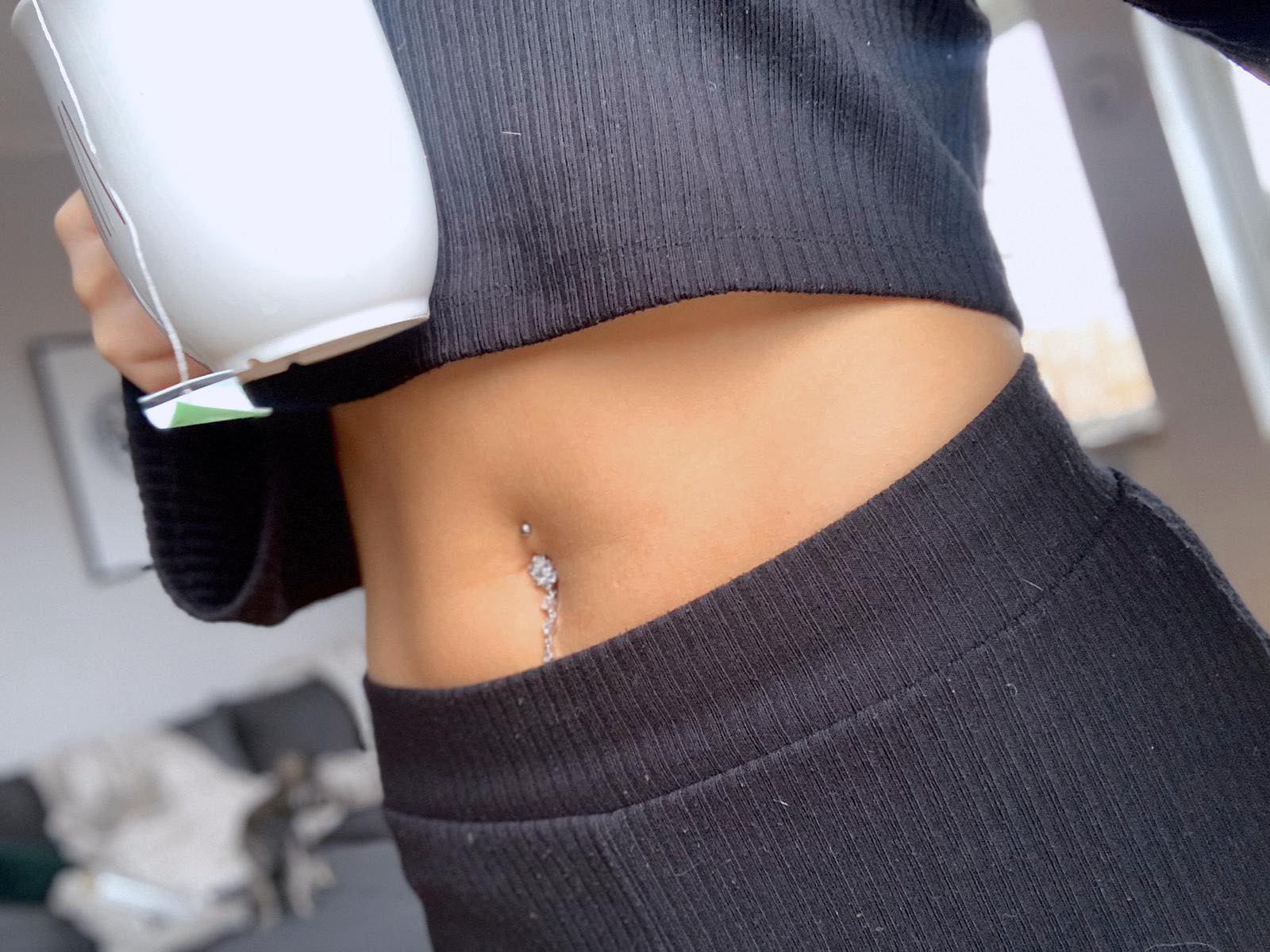 Navel piercing with flower and pendant - 4