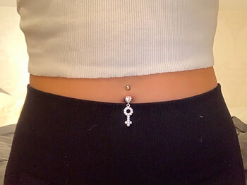 Navelpiercing med kvinnosymbol hängande i äkta silver och barbell i allergivänligt kirurgiskt stål
