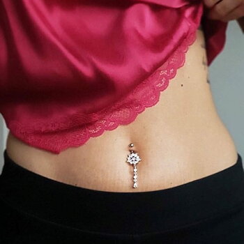 Navelpiercing - stor kristallblomma med hänge