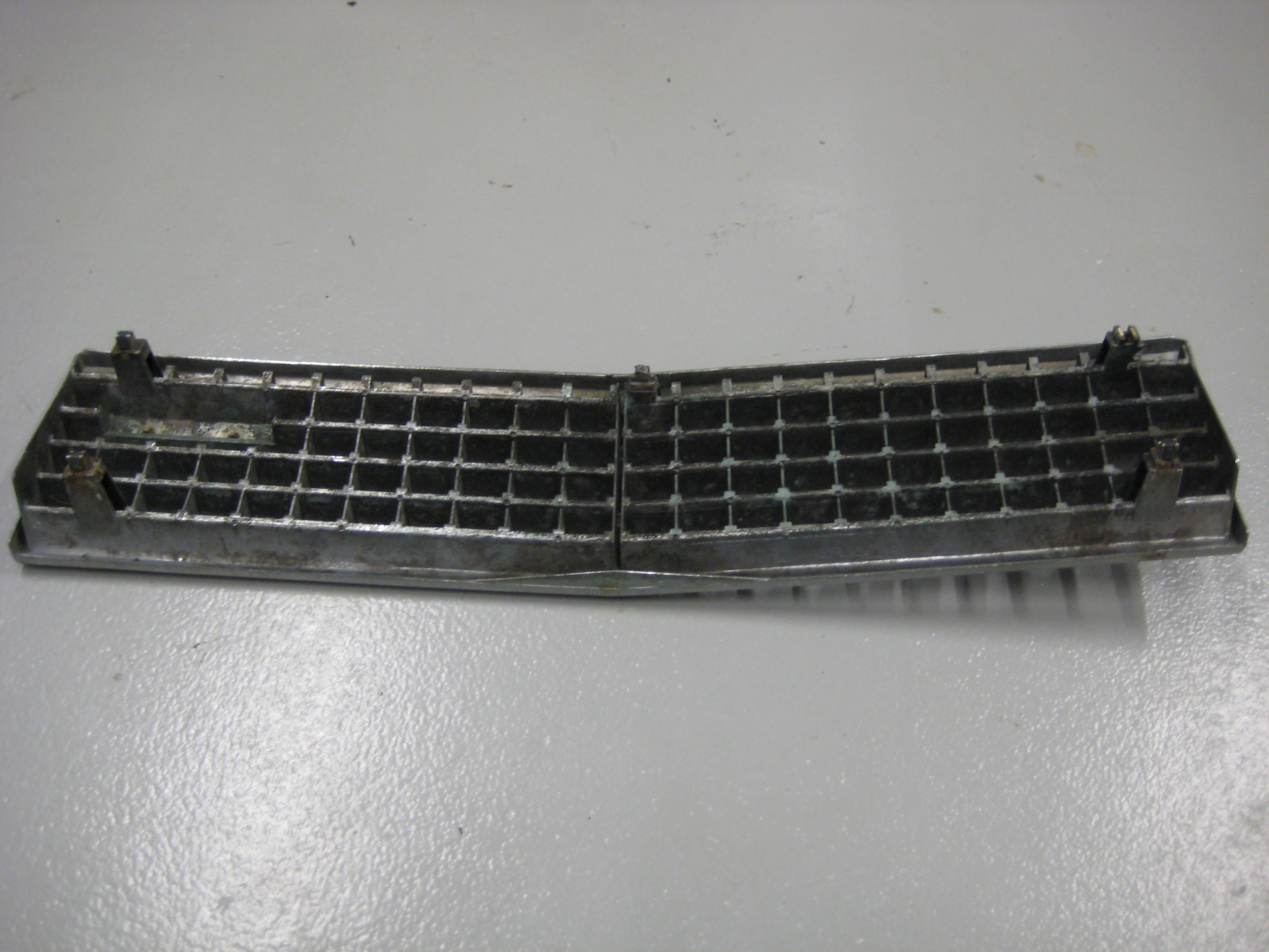 Front grille Mazda 929 1983 - 5