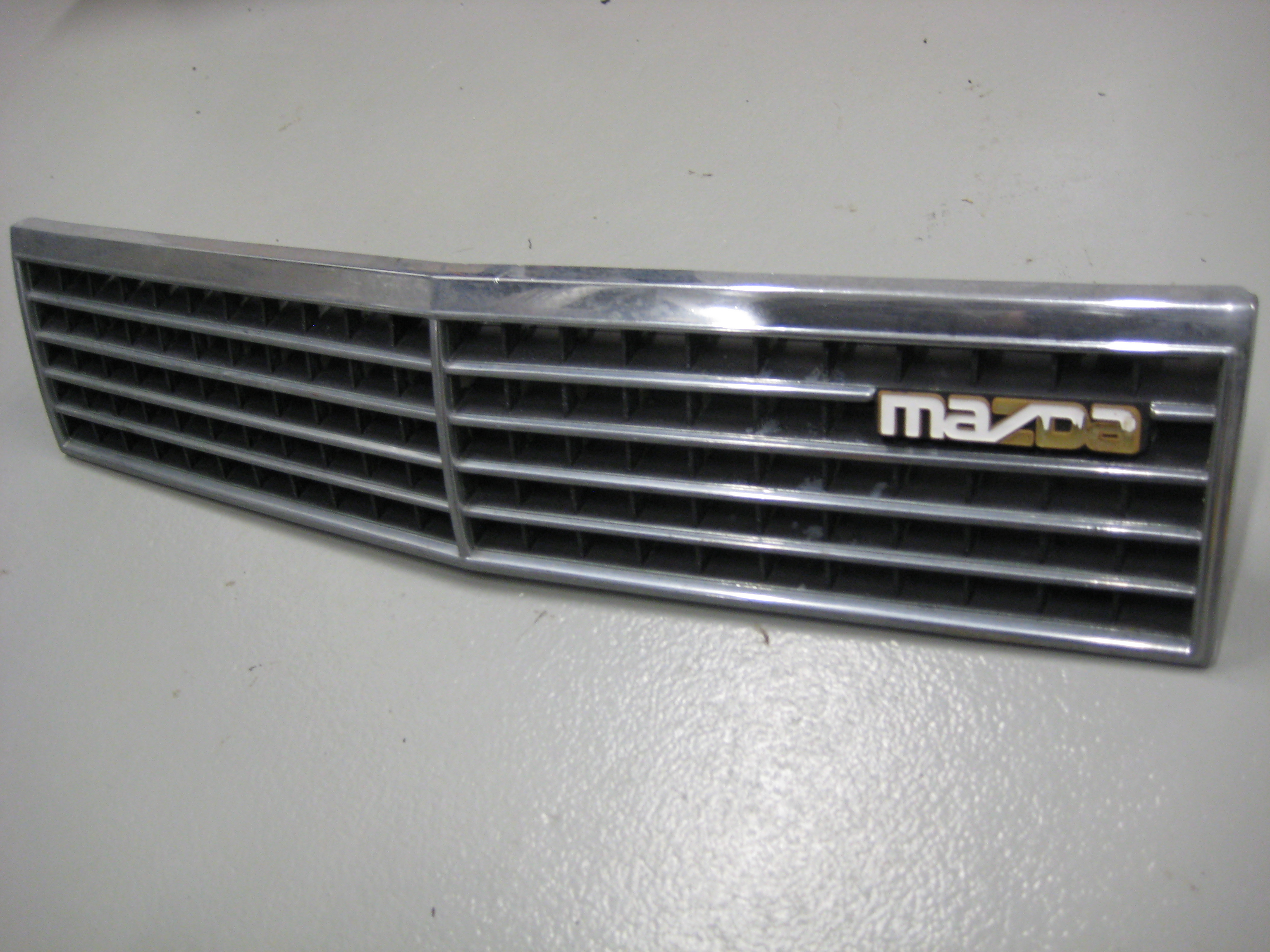 Front grille Mazda 929 1983 - 4