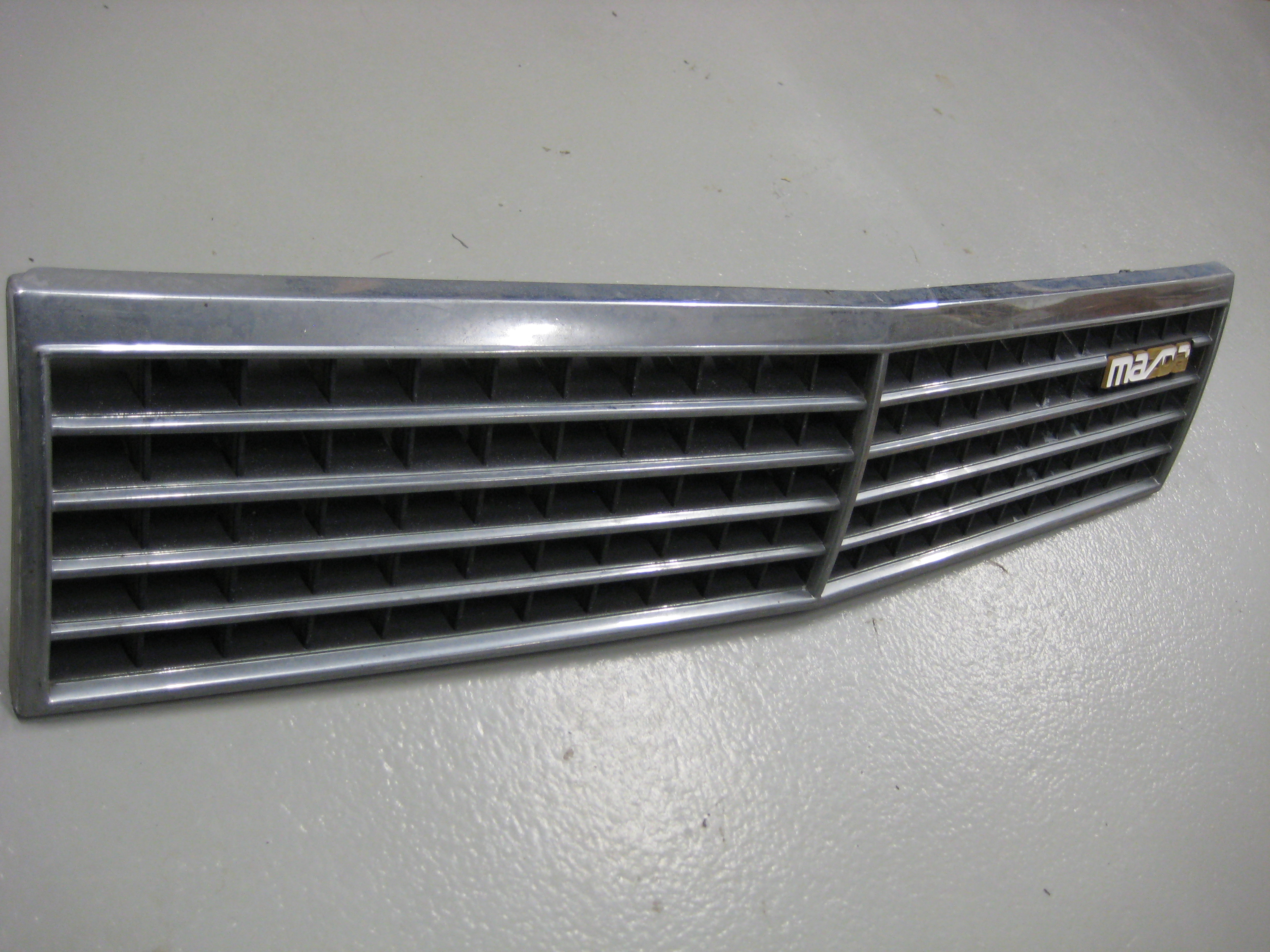 Front grille Mazda 929 1983 - 3