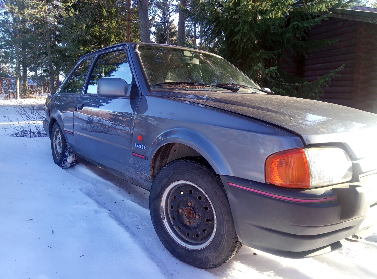 Ford Escort Laser - Purkuauto (myydään osina)