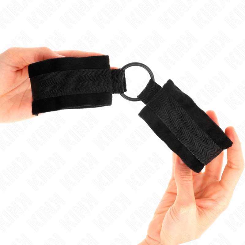 Wrist Restraint Beginner Fur Hand Cuffs 25 cm With O Ring 4 cm 15,25 cm - 4