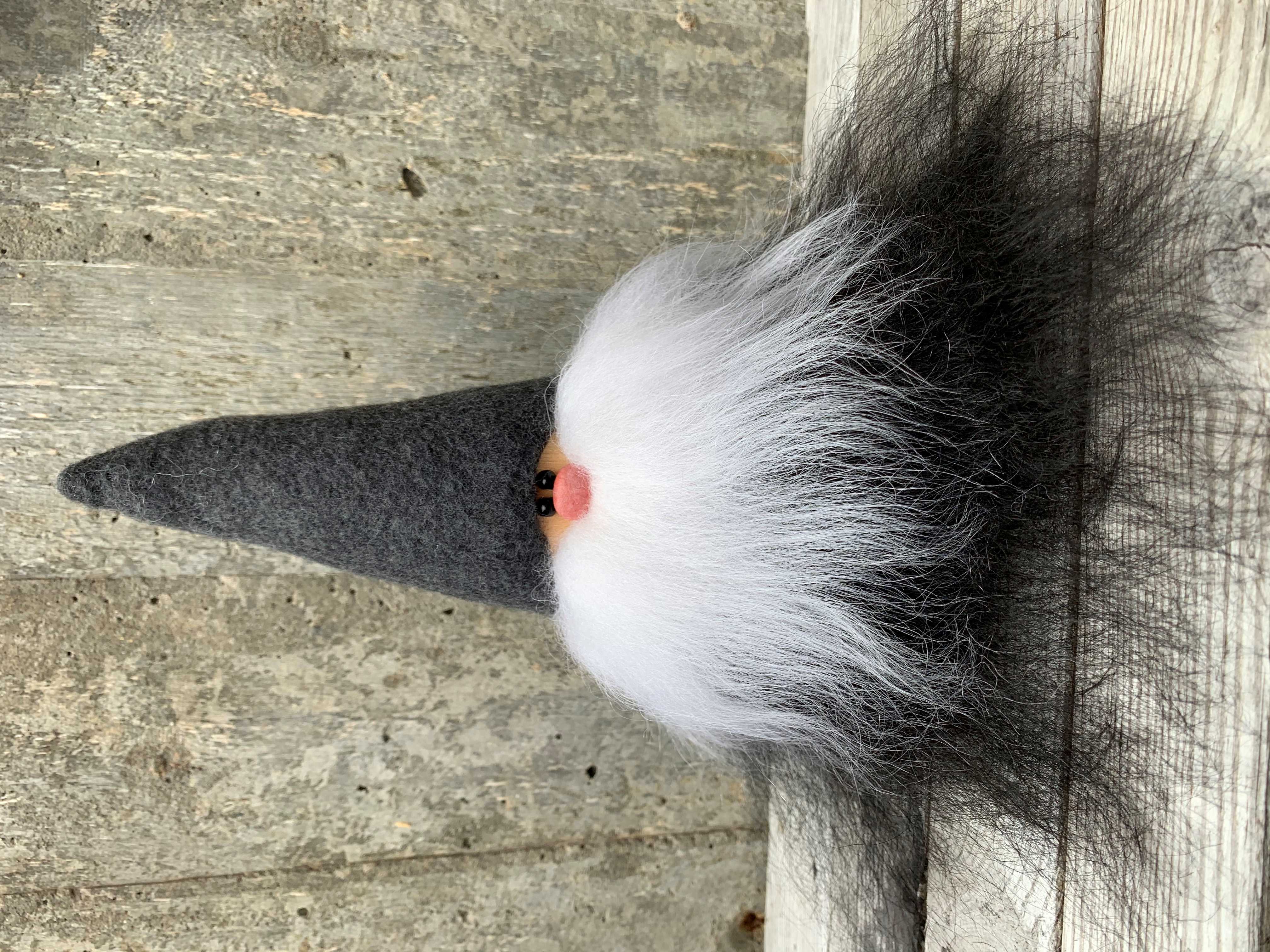 Skäggtomte 20 cm Grå Mössa Islandsfår Svartvitt Skägg