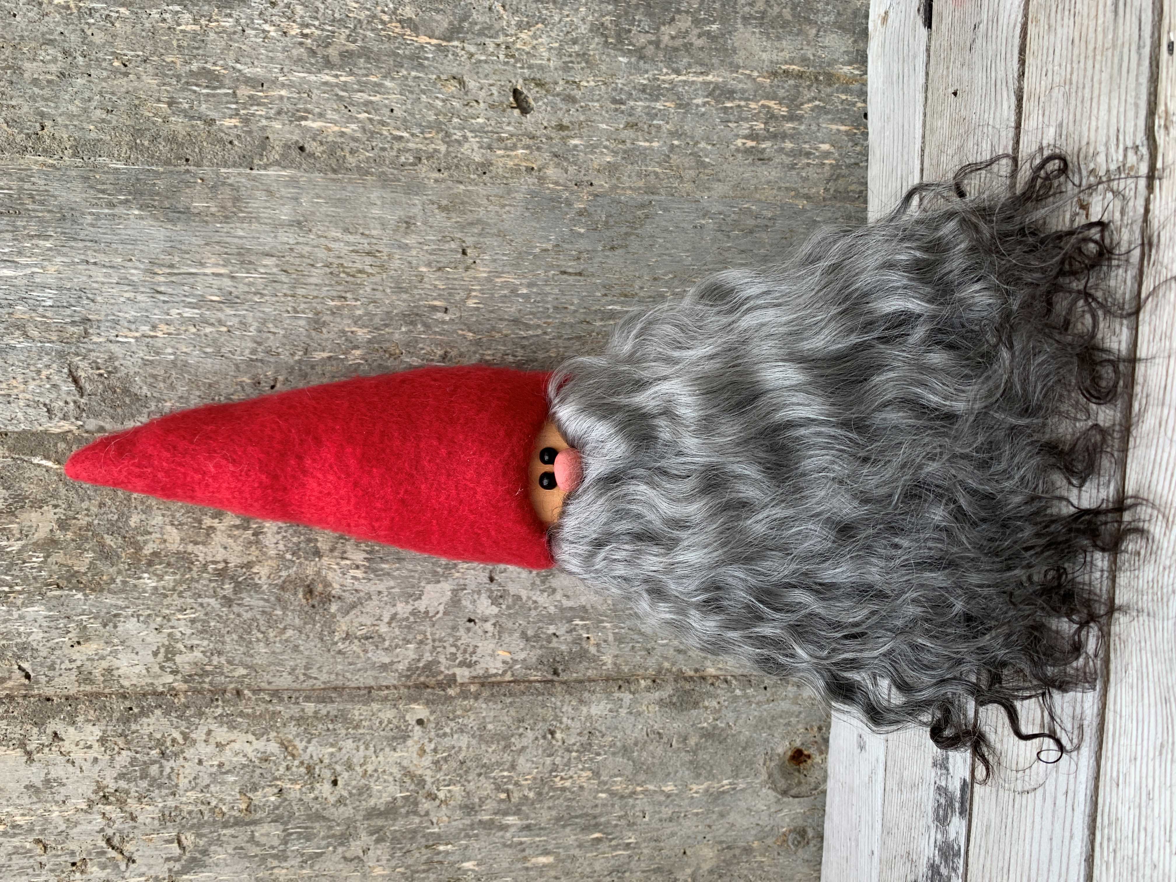 Stor Skäggtomte 30 cm Röd Mössa Gotlansfår Grått Skägg