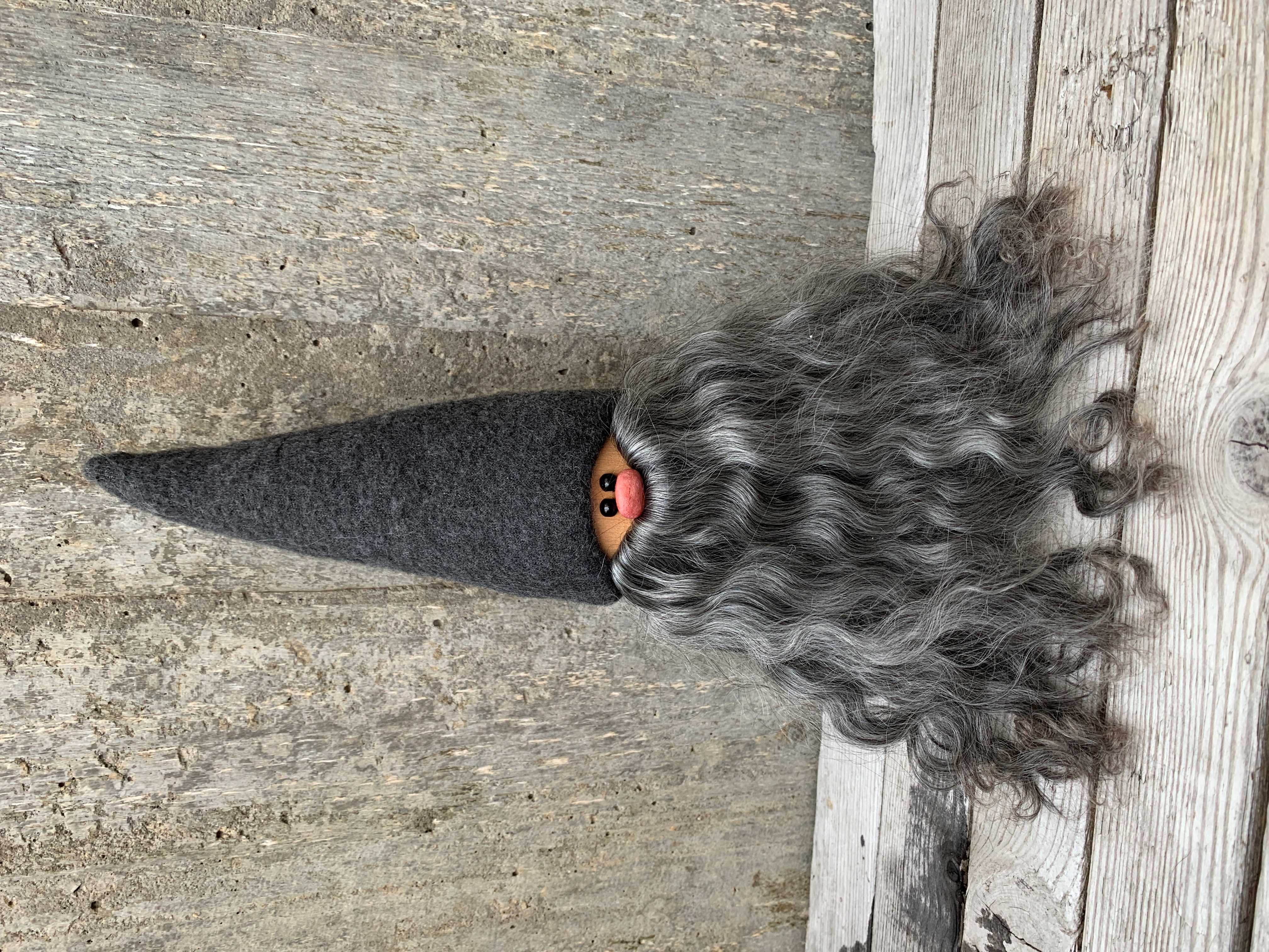 Stor Skäggtomte 30 cm Grå Mössa Gotlandsfår Grått Skägg