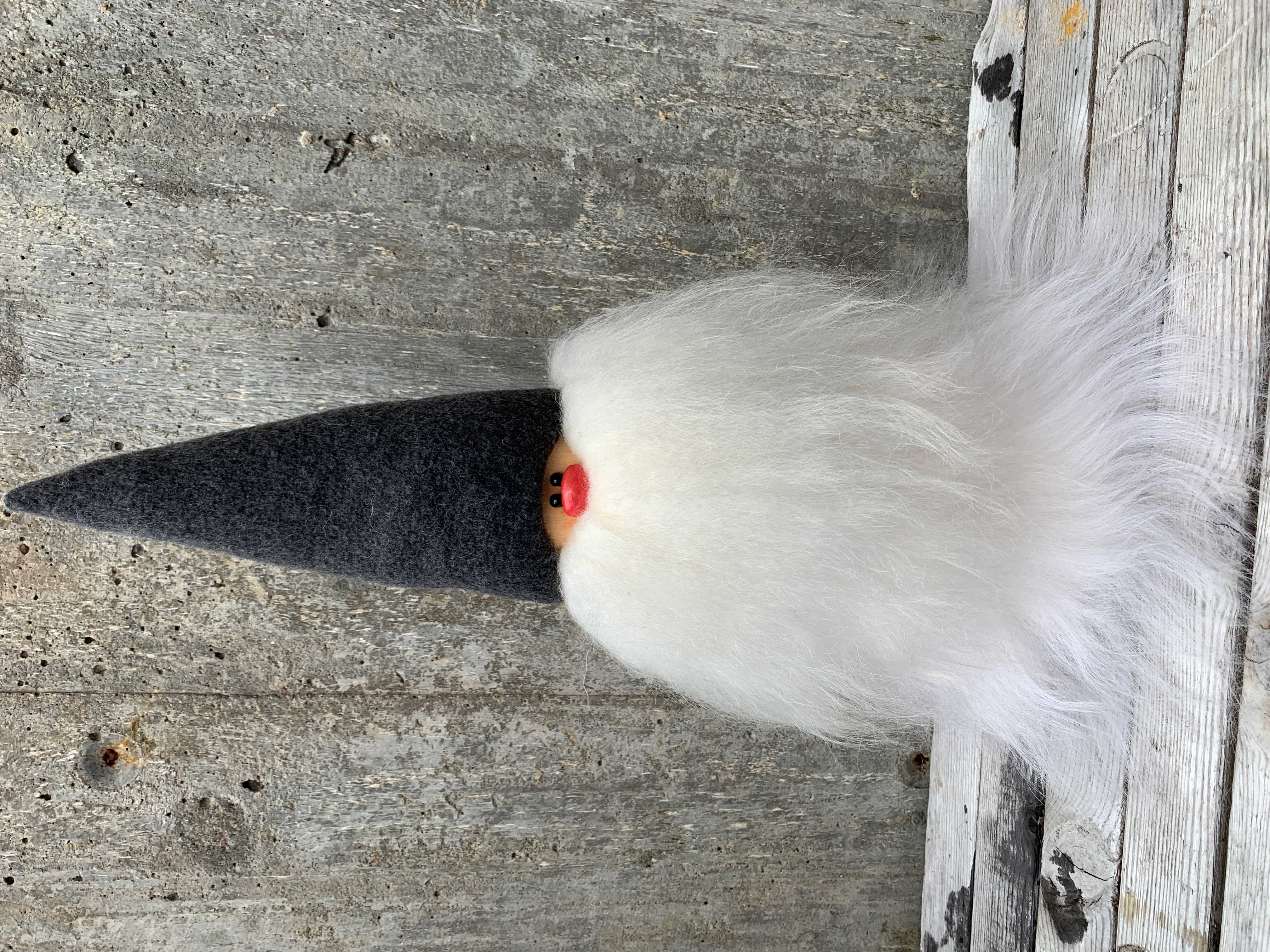 Jätteskäggtomte 45 cm Grå Mössa Islandsfår Vitt Skägg