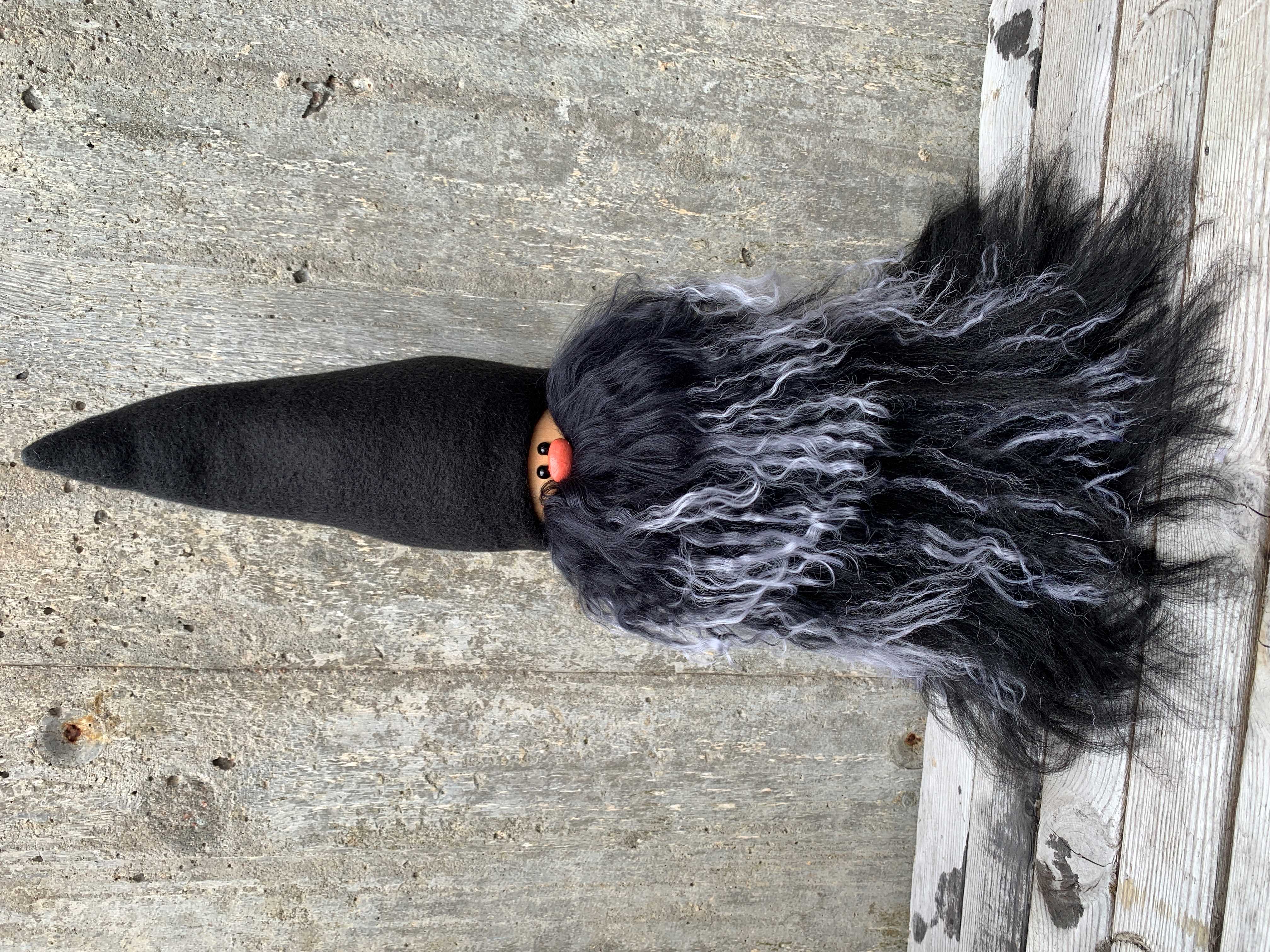 Jätteskäggtomte 45 cm Svart Mössa Tibetanskt Får Rocktomte