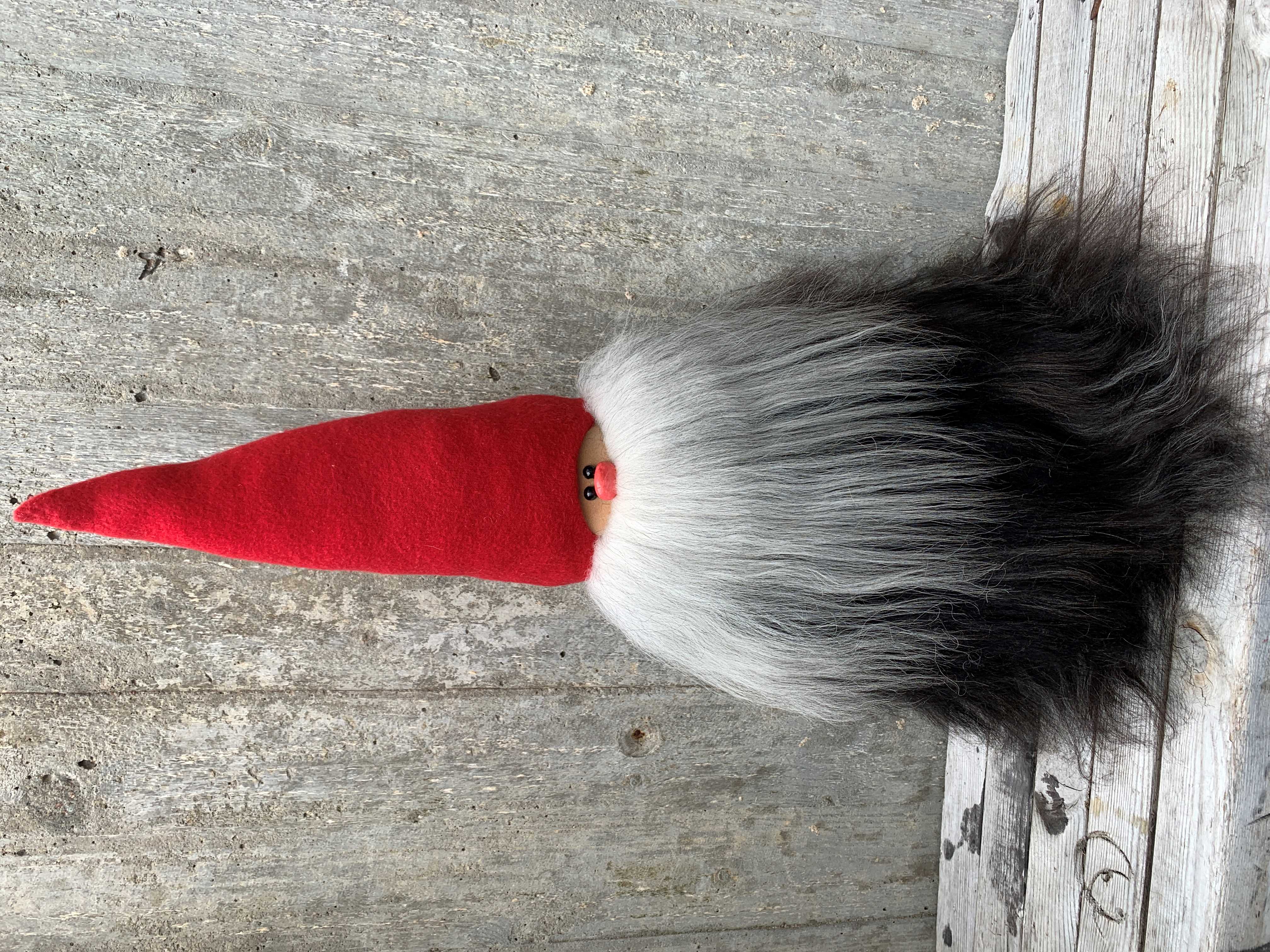 Bamsetomte 60 cm Röd Mössa Islandsfår Mörkgrått Skägg