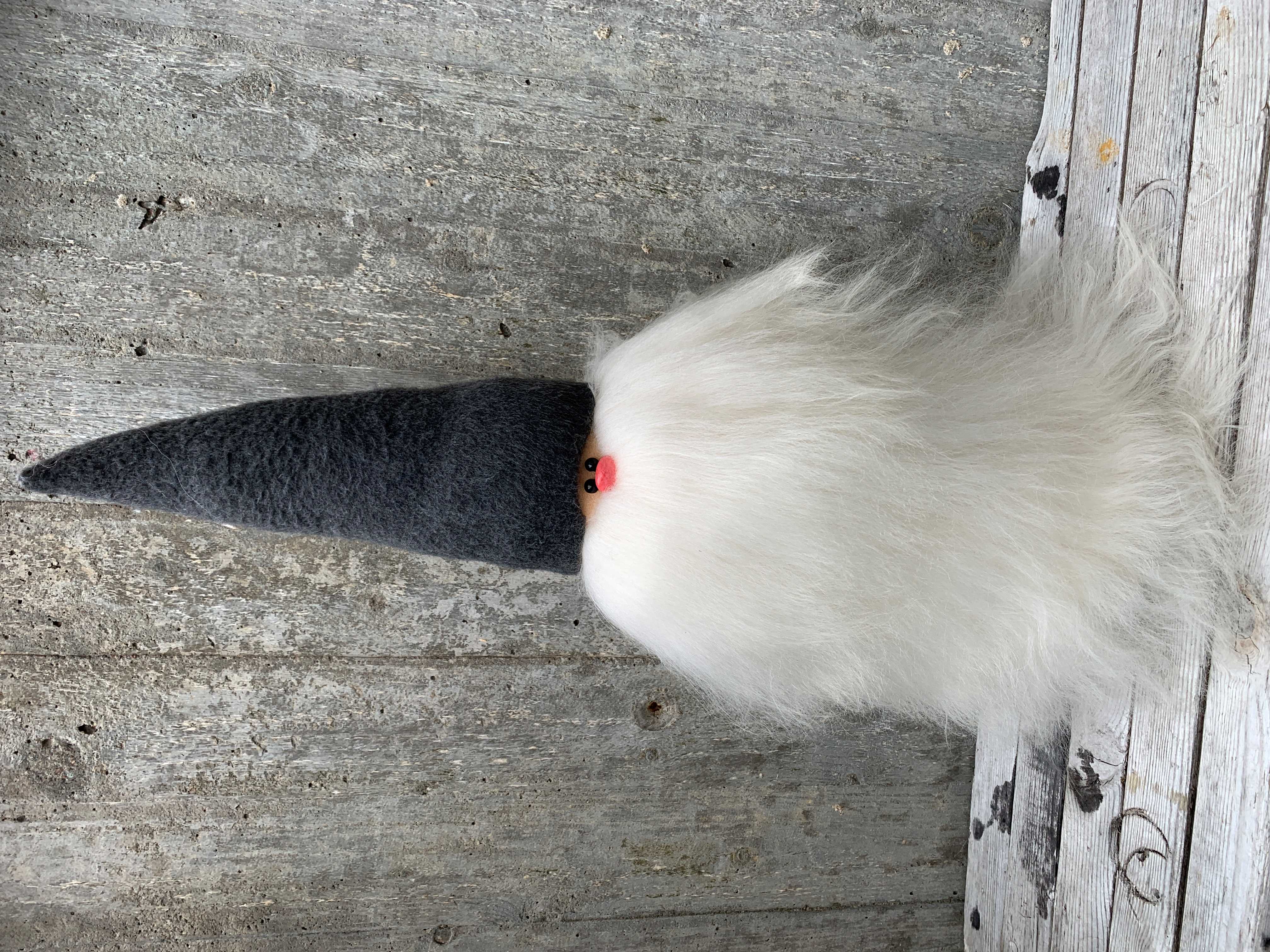Bamsetomte 60 cm Grå Mössa Islandsfår Vitt Skägg
