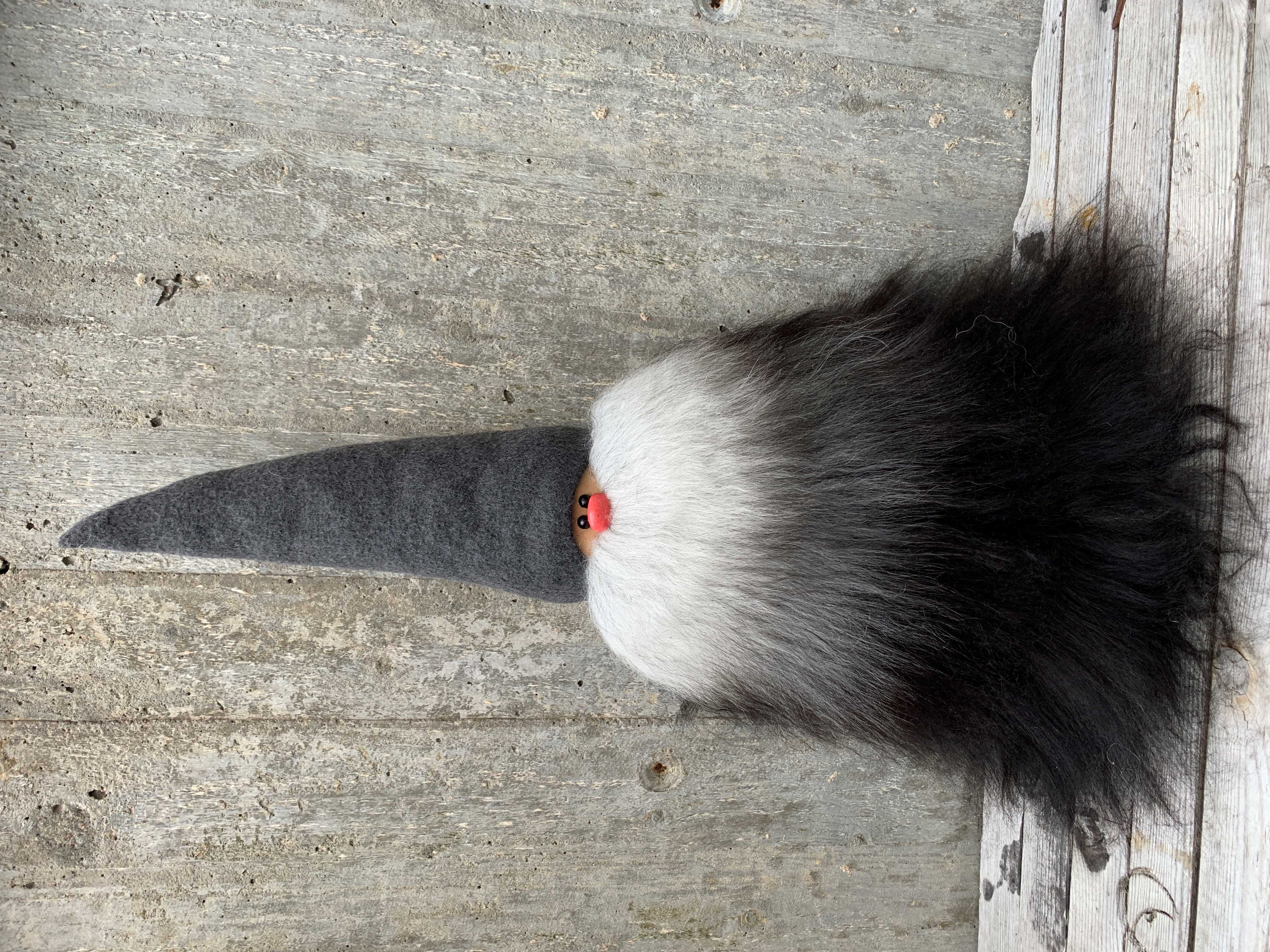 Bamsetomte 60 cm Grå Mössa Islandsfår Mörkgrått Skägg