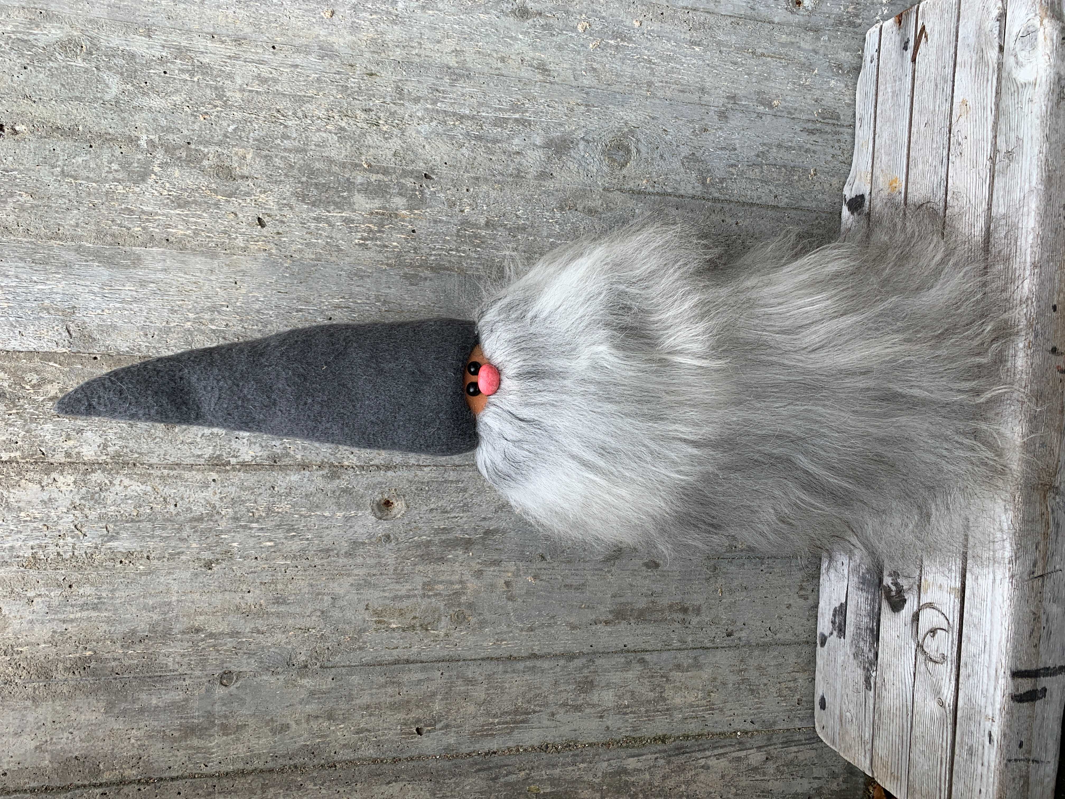 Stor Bamsetomte 75 cm Grå Mössa Islandsfår Ljusgrått Skägg