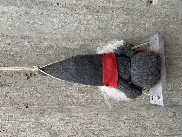 Gungtomte Grå Mössa Röd Halsduk Tomtemor - 2
