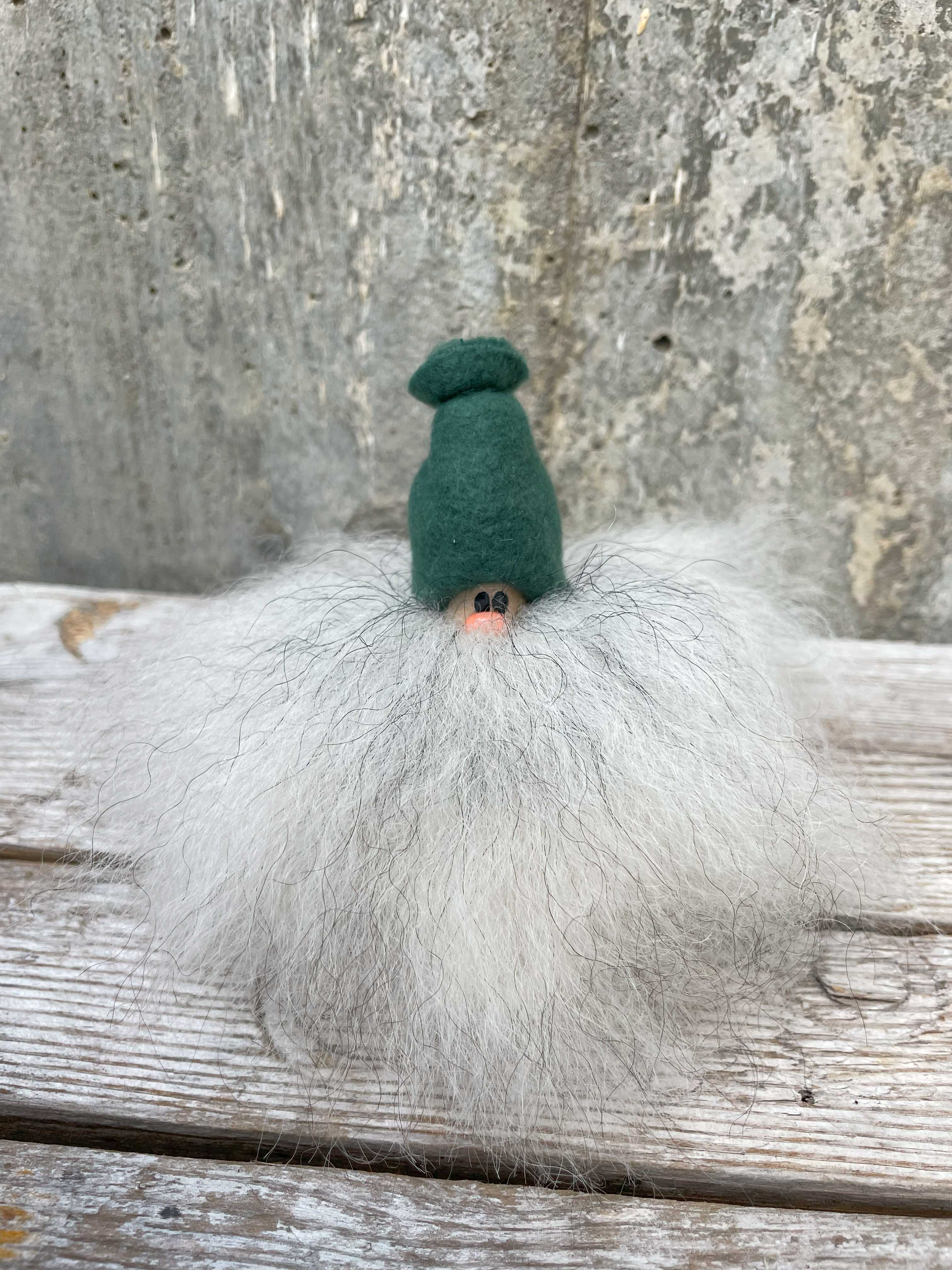 Mininisse 10 cm Grön mössa Grått skägg Islandsfår