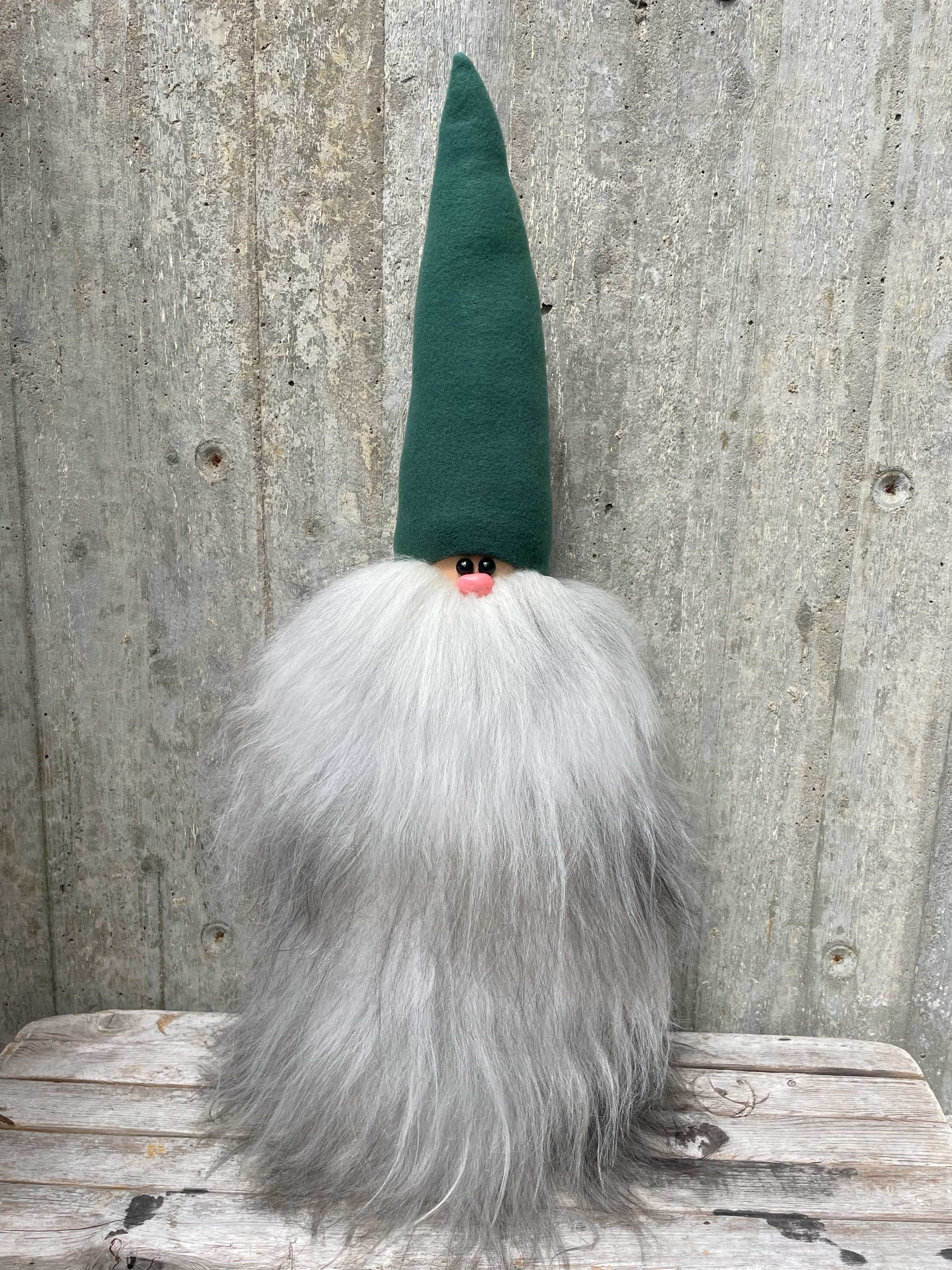 Stor Bamsetomte 75 cm Grön Mössa Islandsfår Ljusgrått Skägg