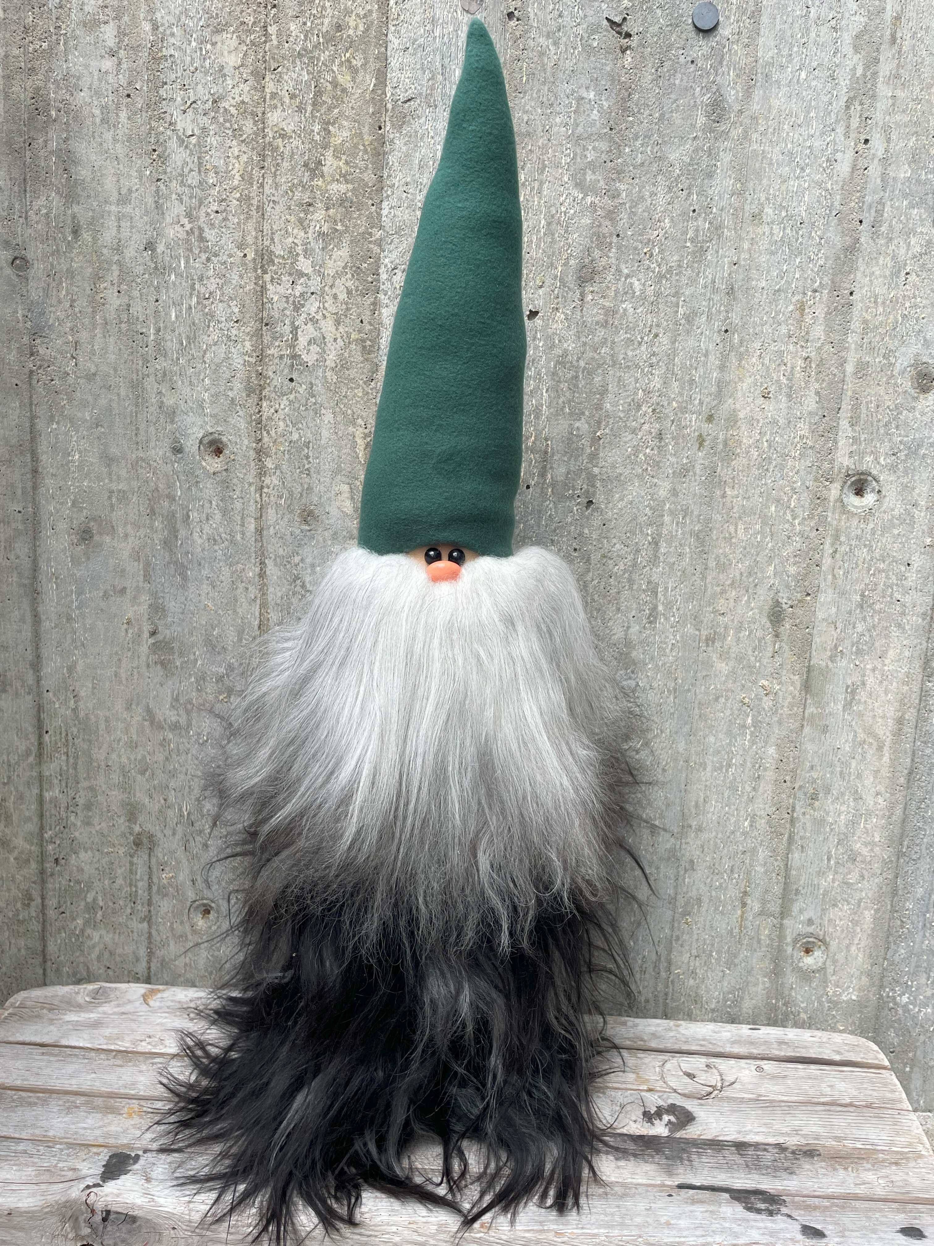 Stor Bamsetomte 75 cm Grön Mössa Islandsfår Mörkgrått Skägg