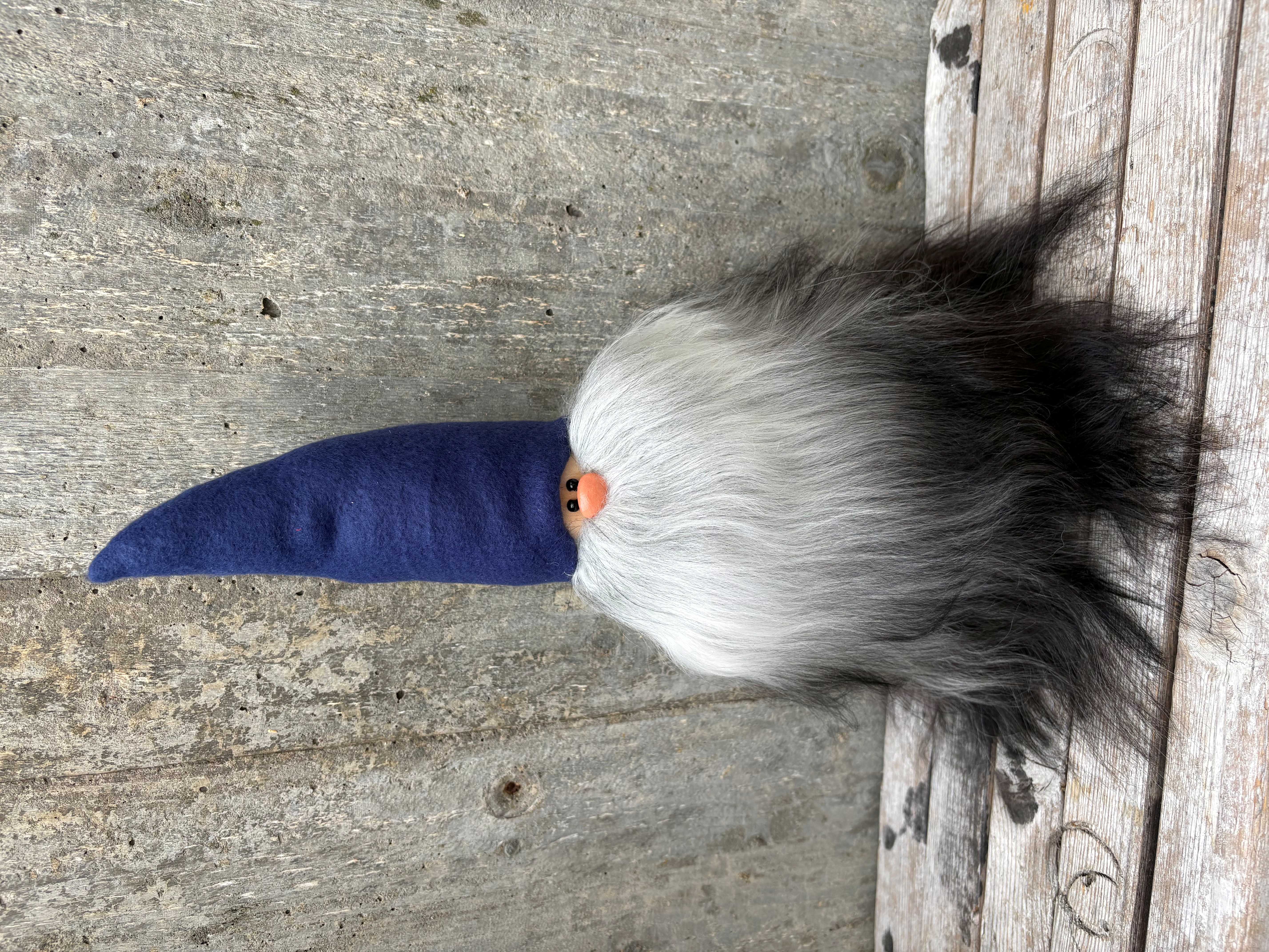 Jätteskäggtomte 45 cm "Årets Färg True Blue"-Mössa Islandsfår Mörkgrått Skägg