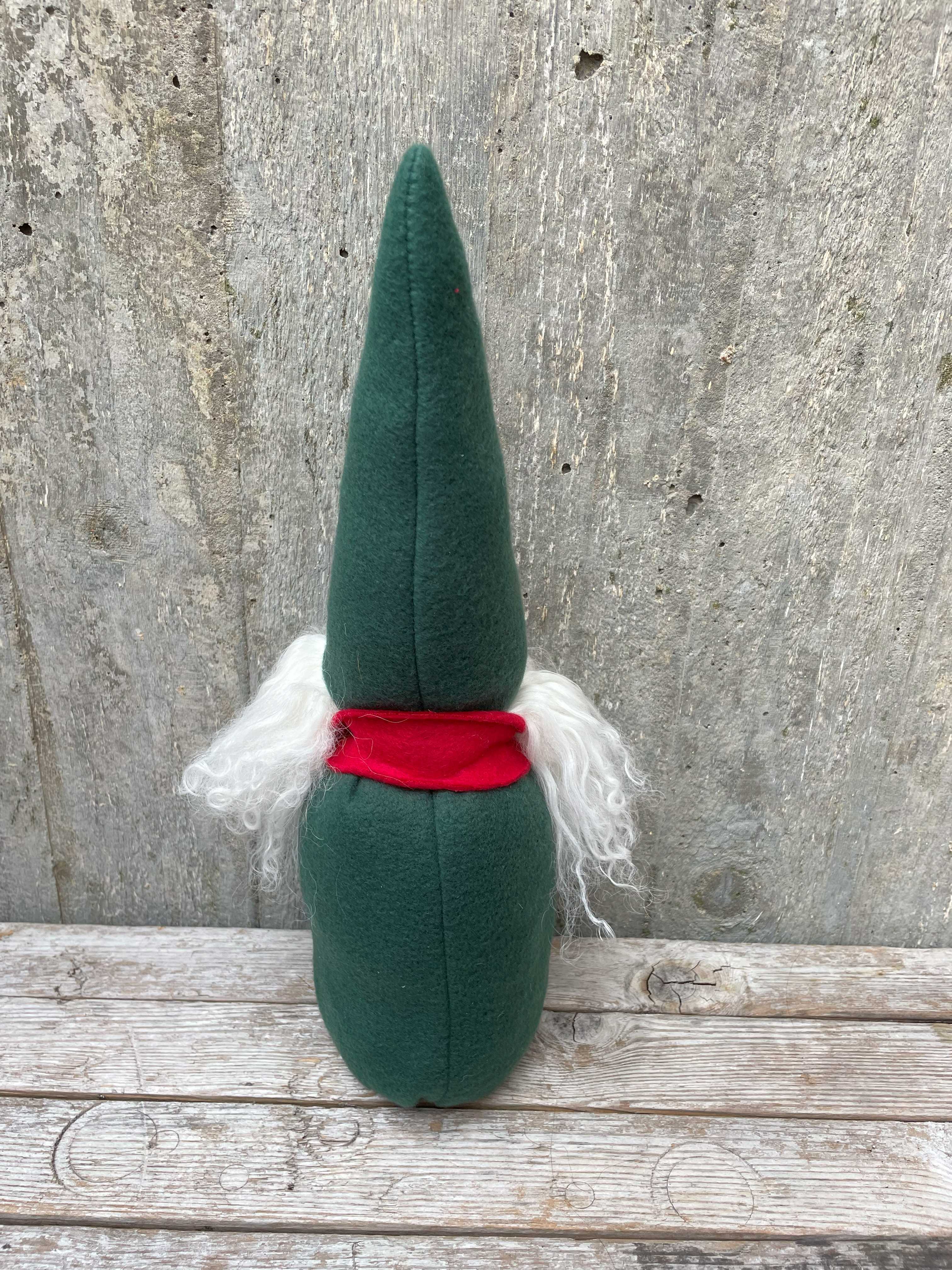 Handgjord Kramtomte Tjej  ca 32 cm Grön Mössa Tibetanskt får  baksida