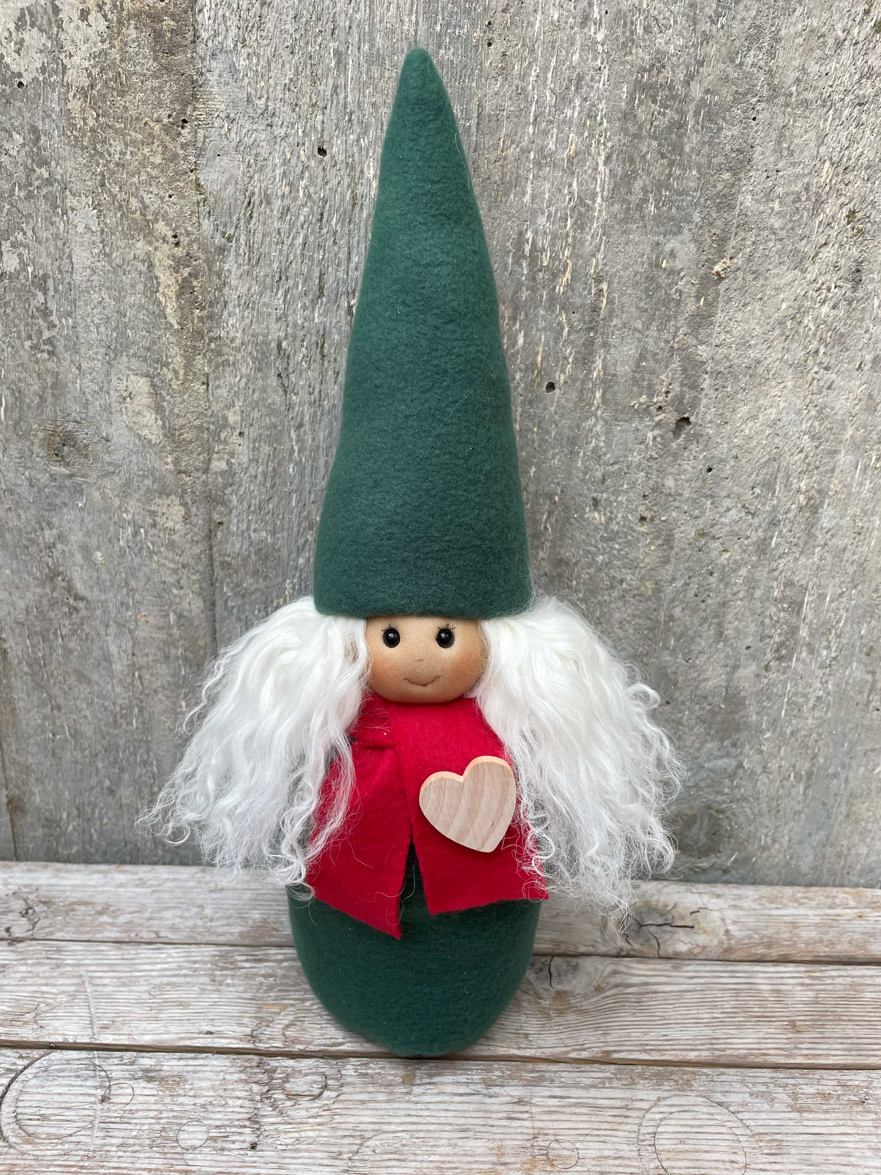 Handgjord Kramtomte Tjej  ca 32 cm Grön Mössa Tibetanskt får 