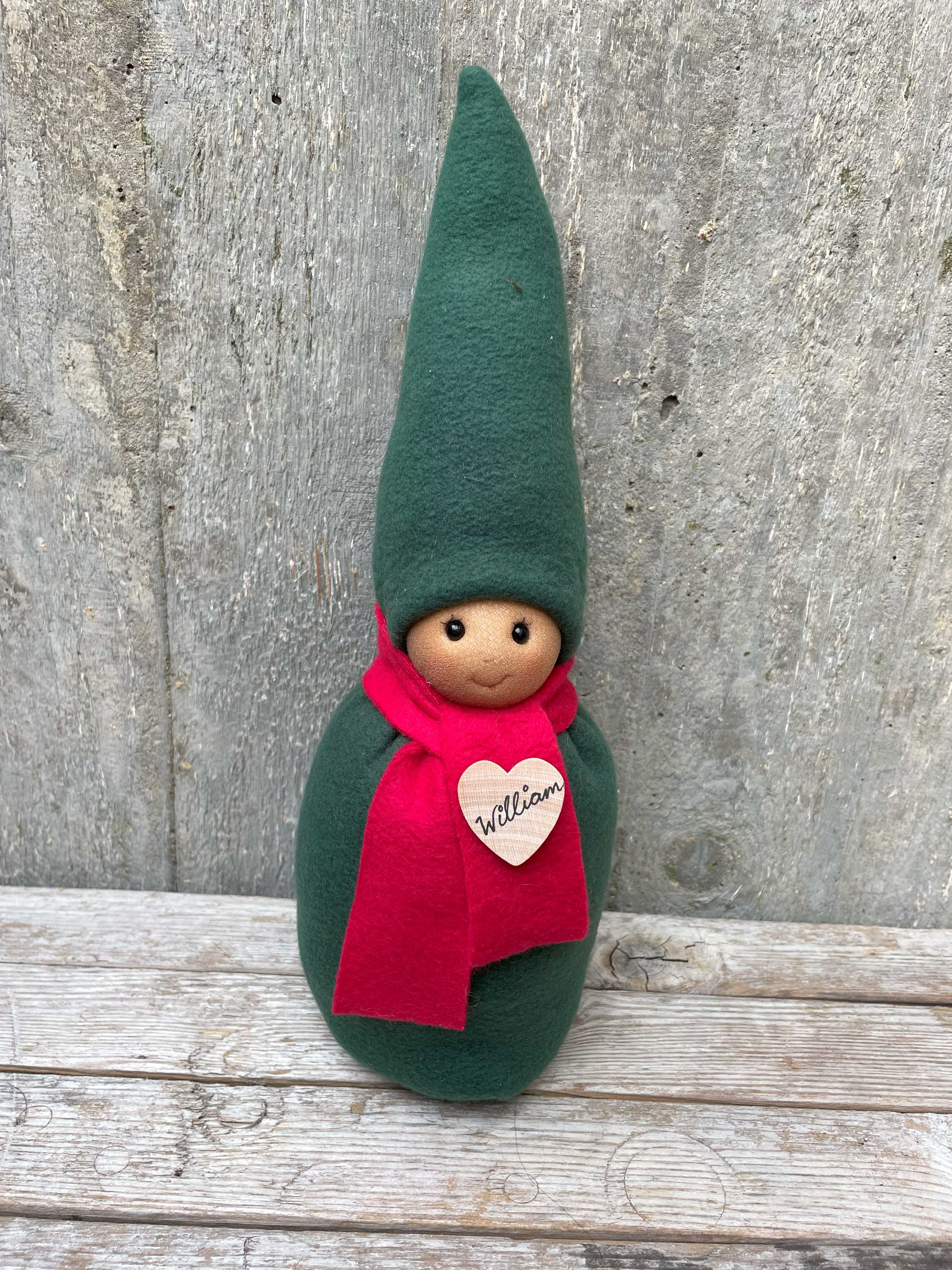Handgjord Kramtomte ca 32 cm kille Grön Mössa med Namnbrosch