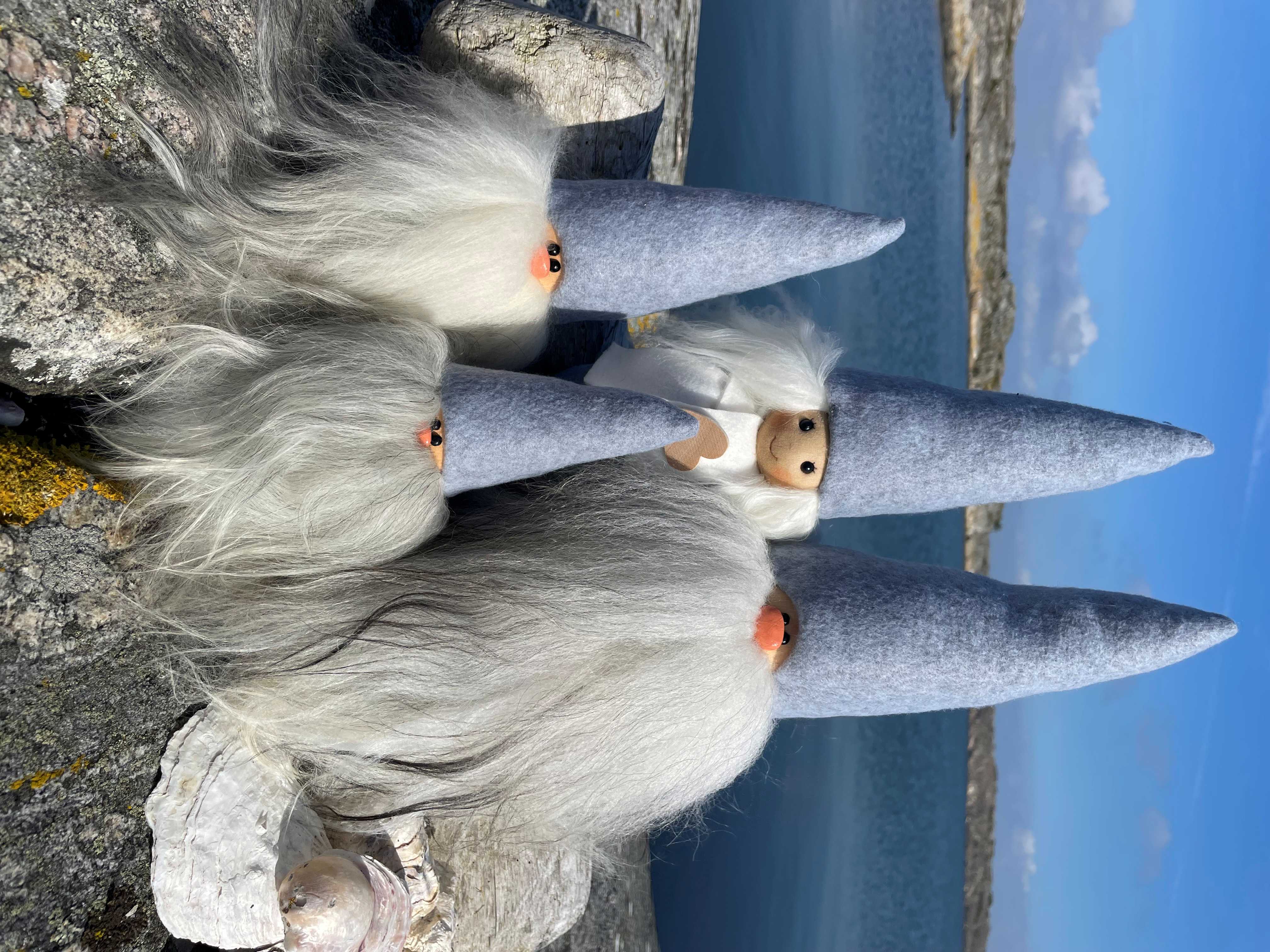 2025 års Årets Färg på mössa var Arctic Grey Ännu finns ett fåtal Tomtar kvar. 