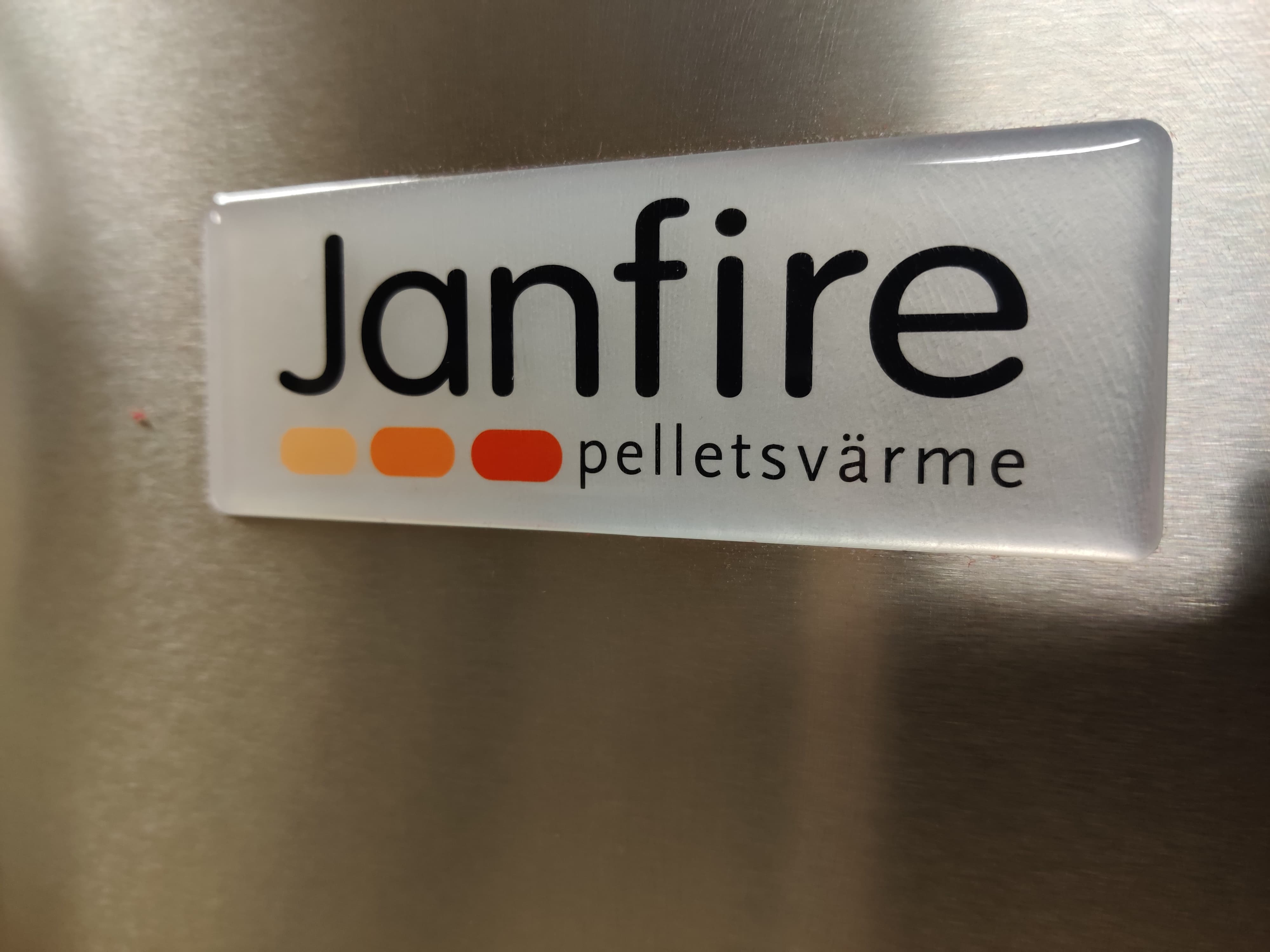 Janfire Flex-A, pelletsbrännare janfire, Janfire, Pelletsbrännare. Detaljbild logotype. Janfire pelletsvärme