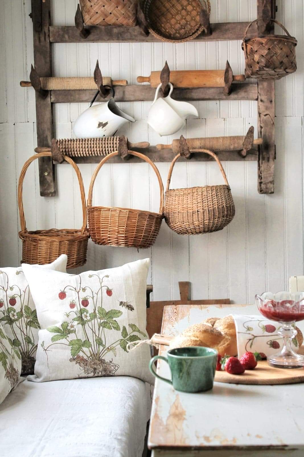 2-PIECE CUSHION WOODLAND STRAWBERRIES/HONEY BEE