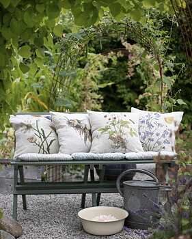 4-PIECE CUSHION WILD ROSE, DAISIES, BELLFLOWER, WOODLAND STRAWBERRIES