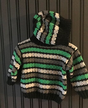 Randig babytröja. Storlek 9 mån.