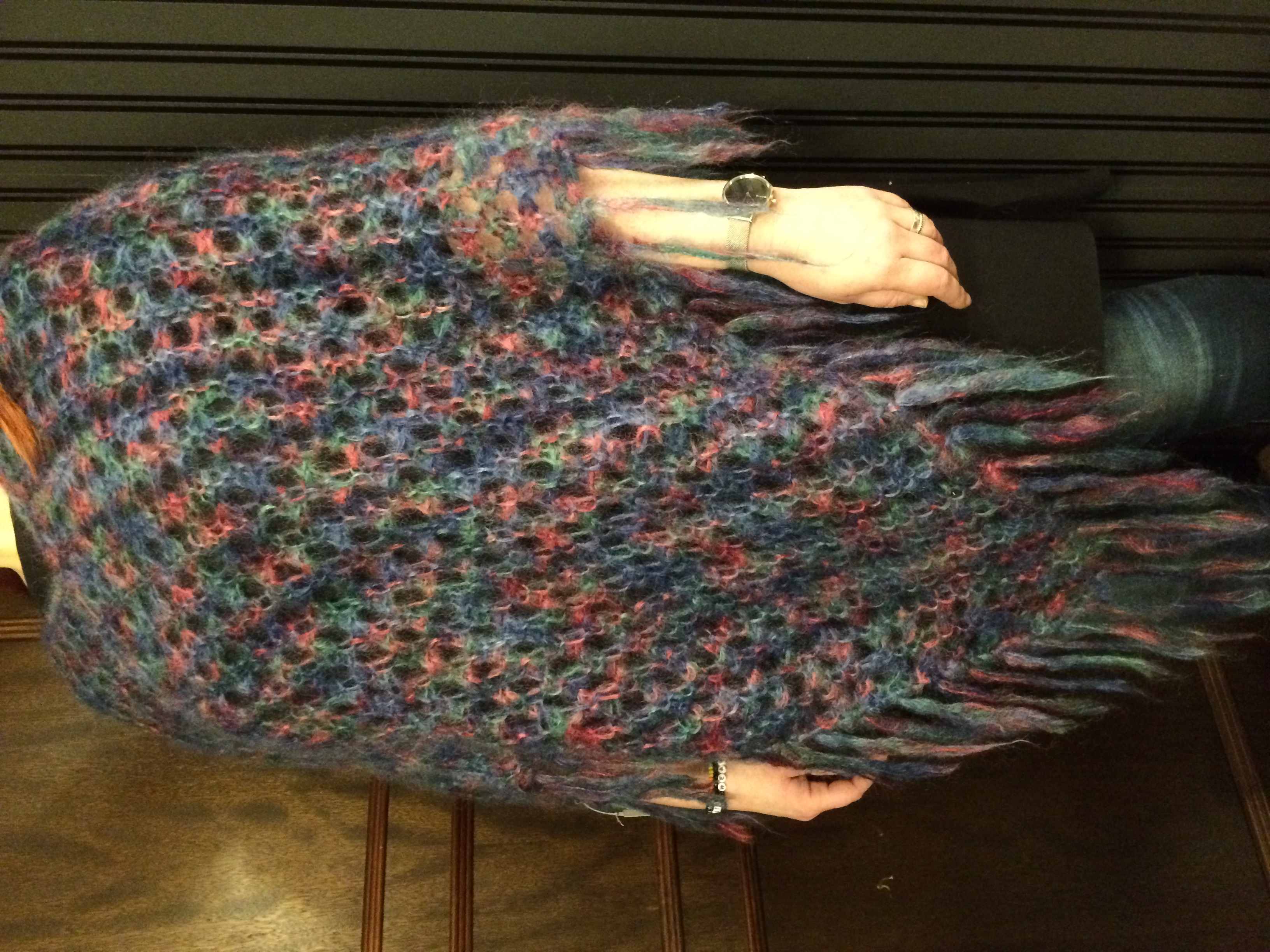 Handstickad Poncho i melerat Mohairgarn.