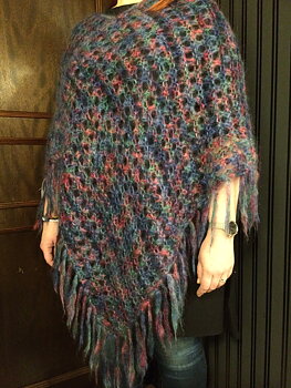 Handstickad Poncho i melerat Mohairgarn.