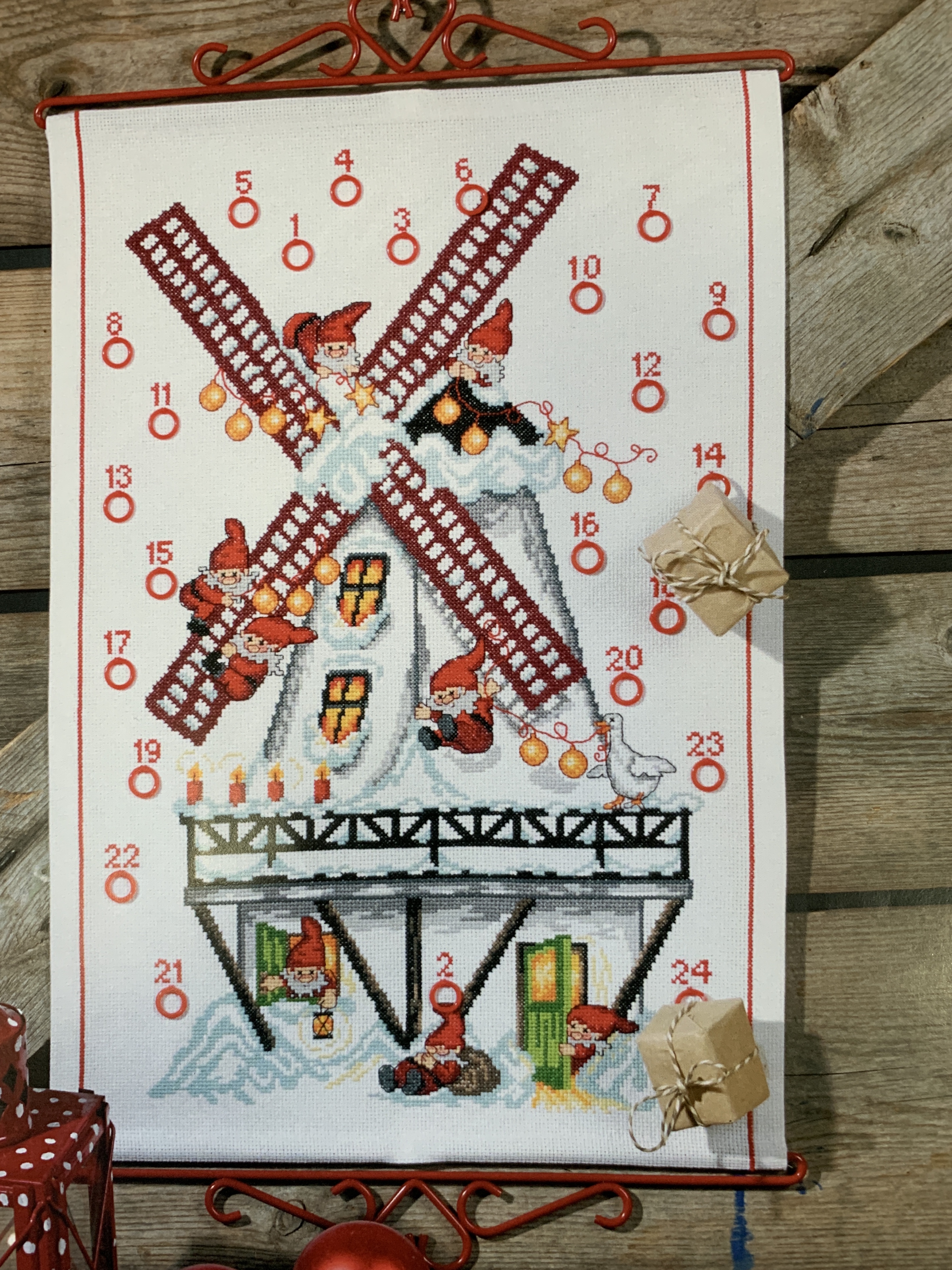 Adventskalender Tomtenissar i väderkvarn.
